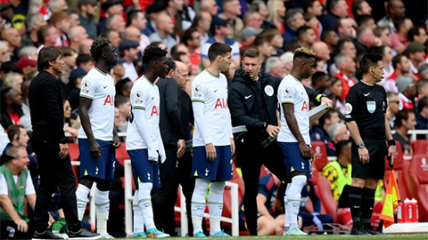 Conte: 'Tôi thay người ồ ạt vì biết Tottenham thua rồi'