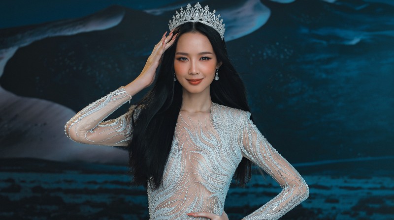 Á hậu Bảo Ngọc diện đầm xẻ tà cao khi nhận sash Miss Intercontinental 2022