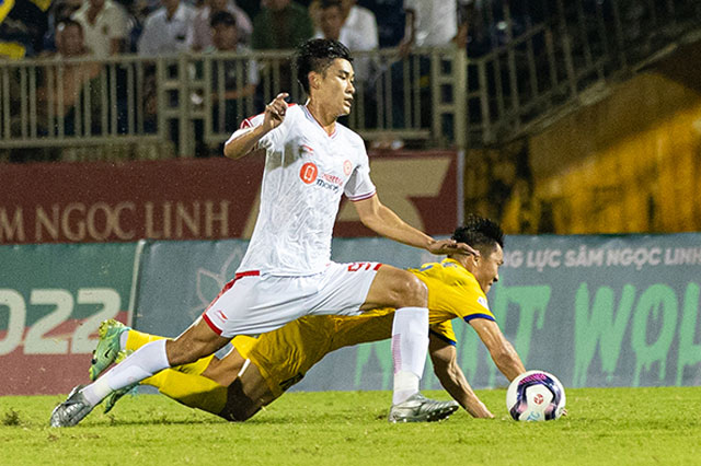 Thủ môn mắc sai lầm, SLNA thua Viettel vào phút chót