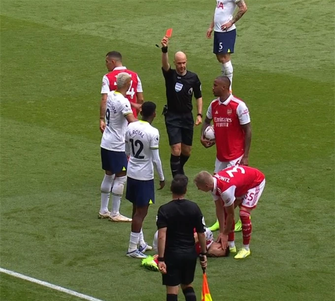 Emerson nhận thẻ đỏ ở phút 62 khiến Tottenham gục ngã