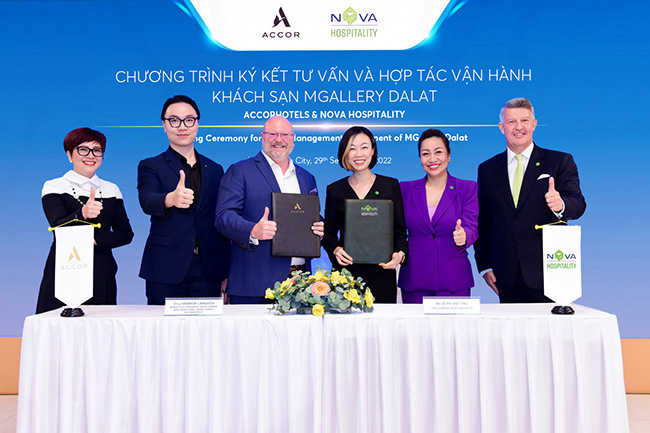 Đại diện Nova Hospitality và Accor Hotels ký kết tư vấn và hợp tác vận hành khách sạn MGallery Dalat.