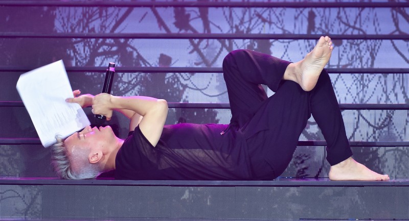 Đàm Vĩnh Hưng nằm dài dưới sàn, miệt mài tập luyện cho Live concert The Portrait