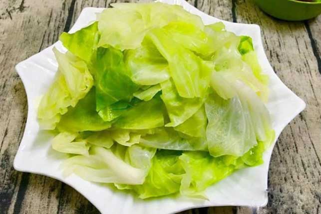 Luộc bắp cải giòn ngon lại tăng gấp đôi chất bổ cứ cho thêm 1 thứ này vào nồi, rau vớt ra xanh mướt