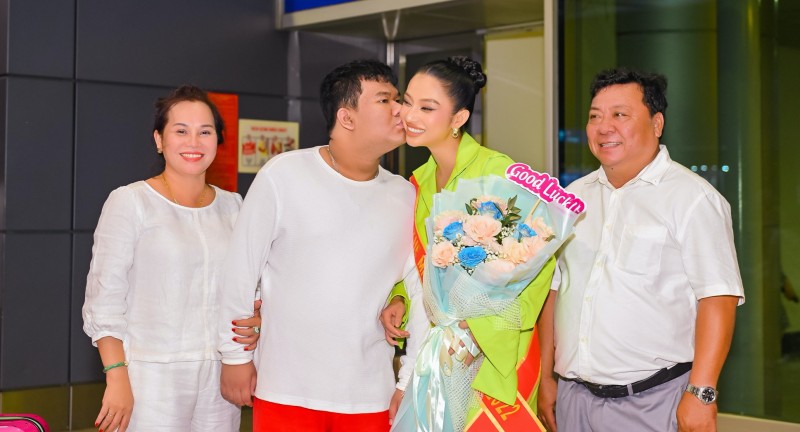 Lâm Thu Hồng rơi nước mắt vì mười mấy năm sau khi ba mẹ ly hôn, cả nhà mới đứng chung khung hình