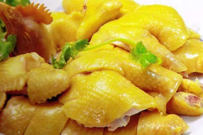 Luộc gà dùng nước nóng hay lạnh là chuẩn nhất? Đây mới là cách luộc để thịt gà vàng ươm, da giòn sần sật