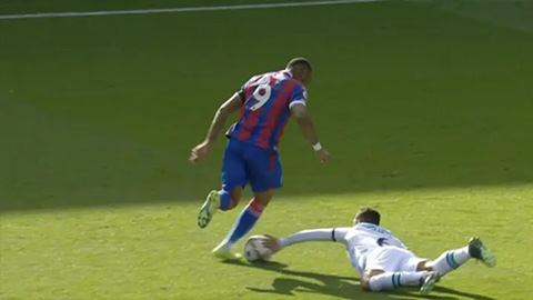 Hậu vệ Chelsea may mắn thoát thẻ đỏ sau pha xử lý lố bịch