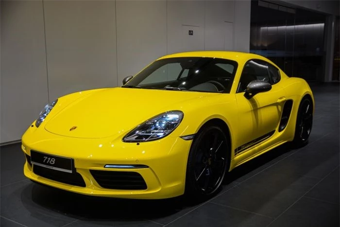  Không có chiếc Porsche nào giống chiếc Porsche nào, điều này đến từ khả năng tùy biến gần như tất cả trang bị theo ý muốn của chủ nhân. Chiếc Porsche 718 Cayman T trong bài xuất hiện ở TP.HCM, xe nhận được loạt nâng cấp với chi phí gần một tỷ đồng.