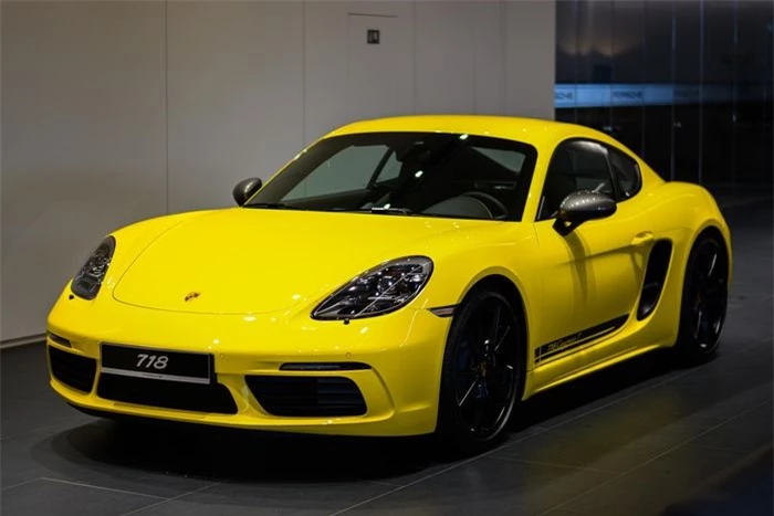  Porsche 718 Cayman T có giá bán tiêu chuẩn 4,09 tỷ đồng, tuy nhiên chiếc xe này với gần 30 trang thiết bị tùy chọn có giá bán là 5,059 tỷ đồng. Trong tầm giá, Porsche 718 Cayman T cạnh tranh trực tiếp với đại diện đến từ Anh quốc là Jaguar F-Type Coupé, mẫu xe này có giá khởi điểm 5,65 tỷ đồng cho bản R-Dynamic. 