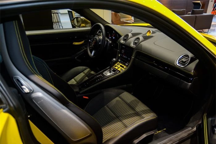  Ghế ngồi trên chiếc xe này vẫn giữ trang bị tiêu chuẩn với chỉnh điện 2 hướng và chỉnh cơ 4 hướng. Porsche cũng cung cấp tùy chọn ghế Full bucket seat với cấu tạo từ sợi carbon kết hợp cùng da Race-Tex, tùy chọn này có mức giá lên đến gần 350 triệu đồng. 