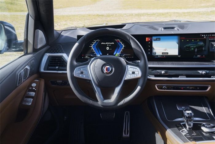  BMW XB7 sở hữu bảng đồng hồ 12.3 inch và màn hình trung tâm cảm ứng 14.9 inch liền khối. Đi kèm là hệ thống thông tin giải trí iDrive 8 mang phong cách Alpina. 