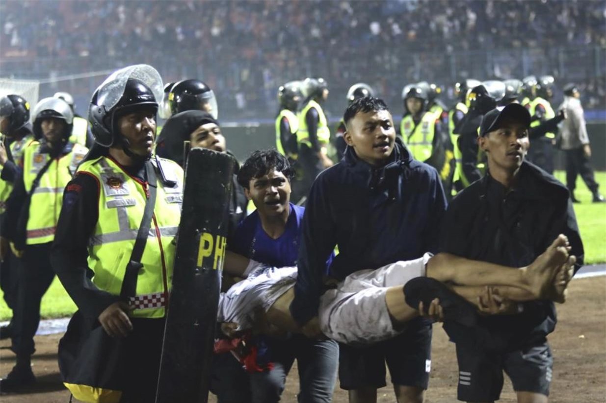 FIFA ra án phạt, Indonesia sẽ mất quyền đăng cai World Cup vì thảm kịch? 196108