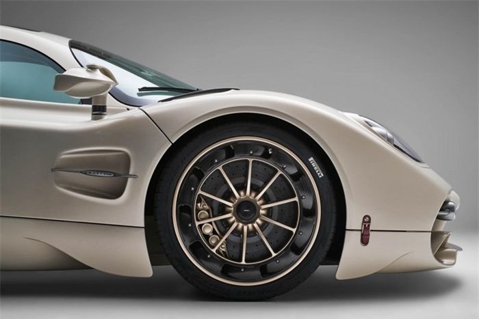 Pagani Utopia sở hữu bộ la-zăng hợp kim 21 inch phía trước và 22 inch phía sau được bọc bằng cao su Pirelli P Zero Corsa với thiết kế với hình tua-bin để thoát khí nóng.