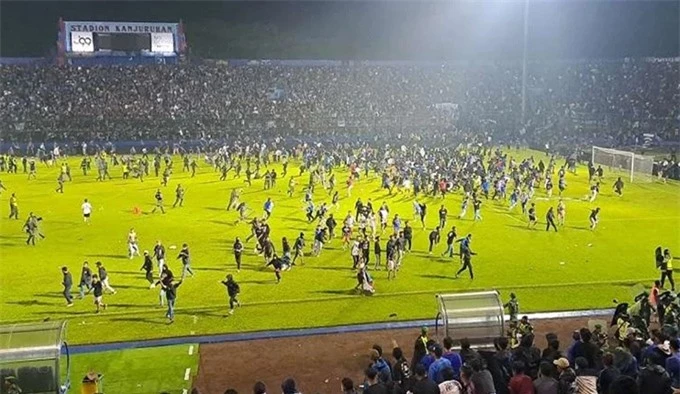 129 người hâm mộ Indonesia thiệt mạng sau trận đấu giữa 2 đại kình địch của Đông Java tối 1/10 