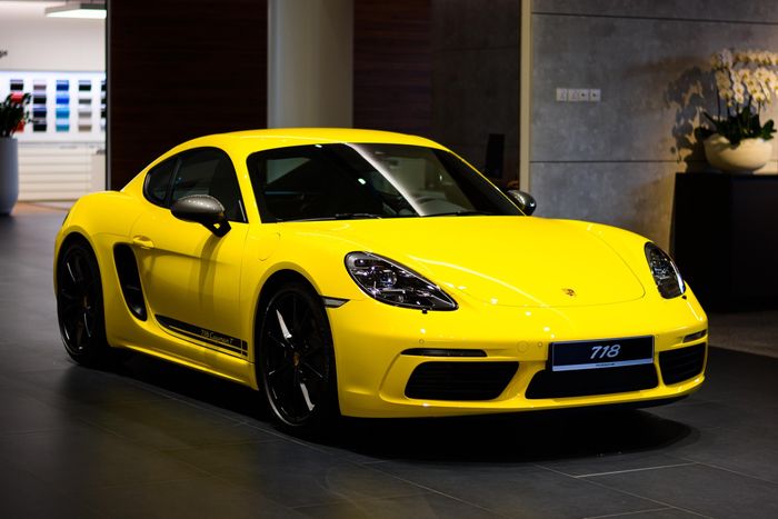 Cận cảnh Porsche 718 Cayman T giá hơn 5 tỷ đồng tại Việt Nam
