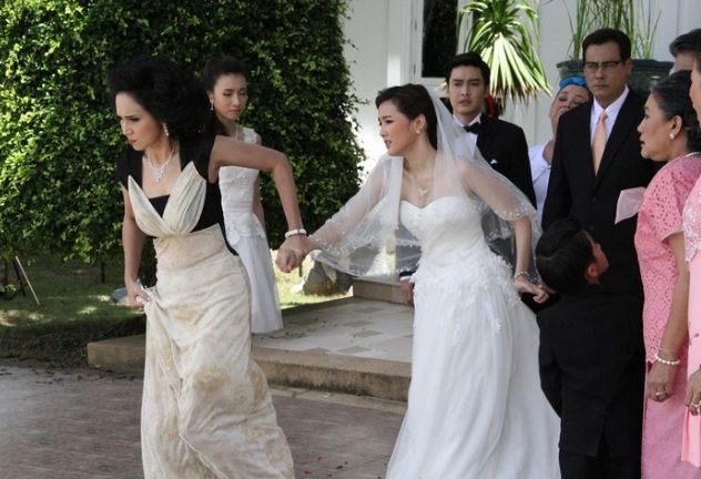 Lỡ chửa trước, ngày cưới bị mẹ chồng bắt đi vào cổng sau cô dâu mới "bật" lại mẹ chồng rồi kéo tay bố đẻ định về thẳng