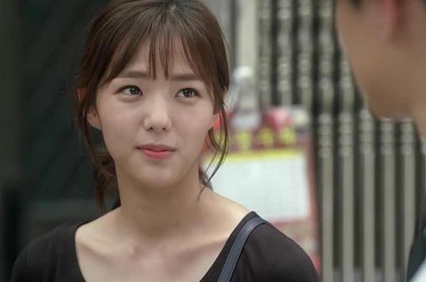 Mướt mồ hôi nấu xong cả bàn tiệc, đến giờ ăn mẹ chồng lại bảo nàng dâu bế con đi chơi để rồi lúc về chỉ còn mâm cơm hoang tàn và cách xử lý “tưng tửng” của nàng dâu