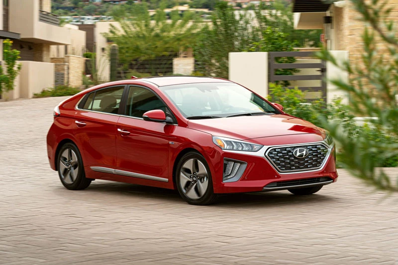 1. Hyundai Ioniq (giá khởi điểm: 26.800 USD).