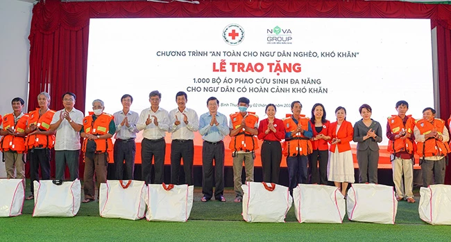 Nguyên Chủ tịch nước Trương Tấn Sang, Đại diện TW Hội Chữ thập đỏ VN, lãnh đạo tỉnh Bình Thuận, Tập đoàn NovaGroup trao tặng những món quà ý nghĩa tới ngư dân nghèo Bình Thuận.