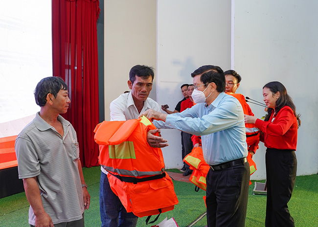 Ông Trương Tấn Sang, Nguyên Chủ tịch Nước CHXHCN Việt Nam, nguyên Chủ tịch danh dự Hội Chữ thập đỏ Việt Nam trao áo phao cứu sinh đa năng tới từng ngư dân.