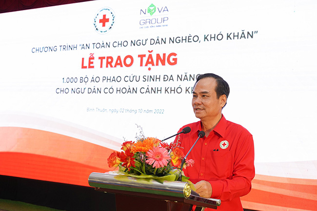Ông Vũ Thanh Lưu, Phó Chủ tịch Trung ương Hội Chữ thập đỏ Việt Nam phát biểu về ý nghĩa thiết thực của chương trình trao tặng.