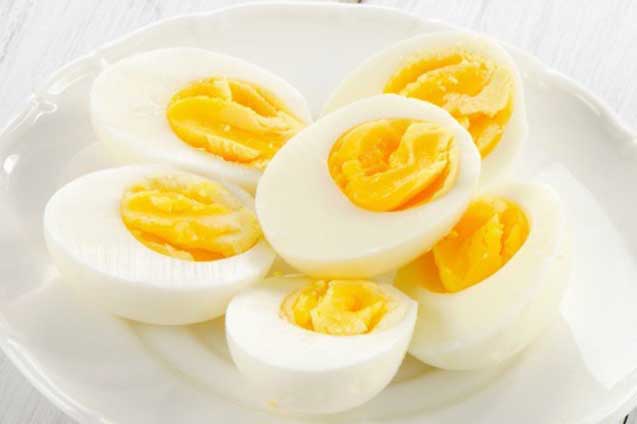 Muốn trứng luộc thơm ngon, dễ bóc lại tăng gấp đôi dinh dưỡng hãy thêm 2 nguyên liệu này vào