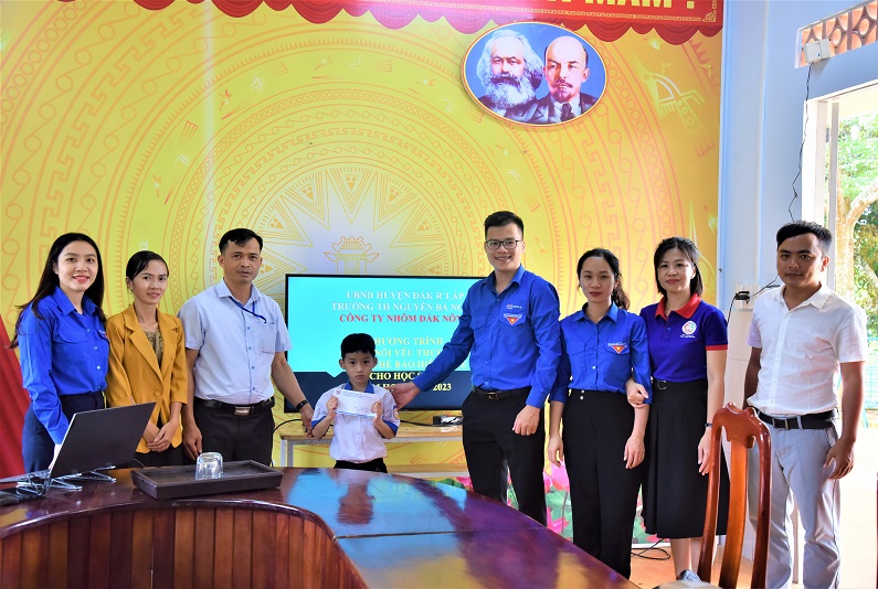 Tặng bảo hiểm học đường cho học sinh có hoàn cảnh khó khăn tại Trường THCS Nguyễn Bá Ngọc.
