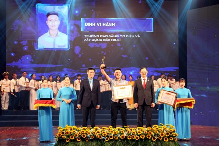  Ông Trương Anh Dũng - Tổng cục trưởng Tổng cục Giáo dục nghề nghiệp (bên phải) và ông Trần Văn Thuật- Phó Chủ tịch Tổng liên đoàn lao động Việt Nam trao thưởng, tuyên dương học sinh sinh viên tiêu biểu.