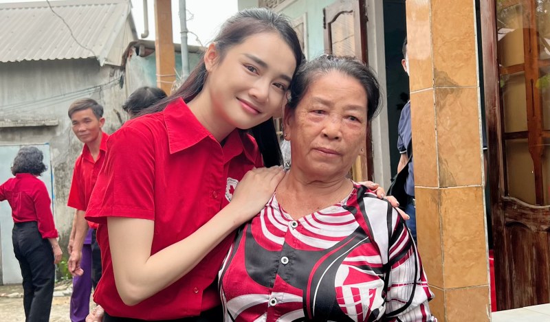 Nhã Phương đồng hành Hội Chữ thập đỏ cứu trợ bà con miền Trung