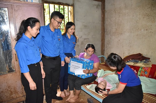 Đoàn Thanh niên Công ty Nhôm Đắk Nông tặng quà hoàn cảnh khó khăn