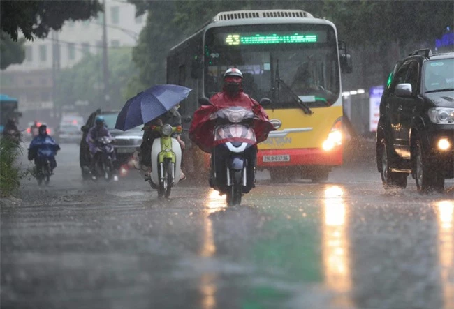 Dự báo thời tiết ngày 4/10/2022: Hà Nội đêm và sáng có mưa rào