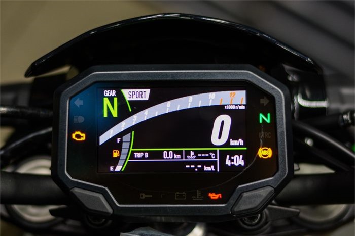  Thiết kế đồng hồ cơ dạng bán nguyệt nay được thay bằng loại kỹ thuật số hoàn toàn. Hiện tại dải sản phẩm Z-Series của Kawasaki chỉ còn Z400 và Z1000 vẫn dùng đồng hồ cơ. 