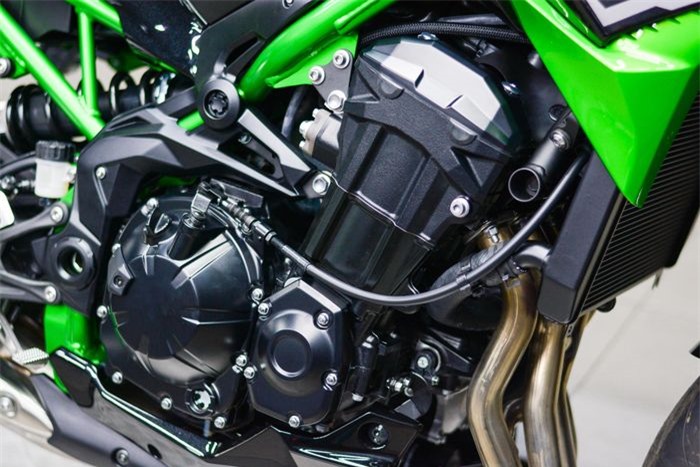  Kawasaki Z900 dùng động cơ 948 cc, 4 xy-lanh cho công suất 125 mã lực tại 9.500 vòng/phút, mô-men xoắn cực đại 98,6 Nm tại 7.700 vòng/phút. Nhờ lợi thế về dung tích xy-lanh nên Z900 cho sức mạnh lớn hơn các đối thủ Yamaha MT-09 (119 mã lực, 93 Nm), Ducati Monster (111 mã lực, 93 Nm) hay KTM 890 Duke (121 mã lực, 99 Nm).