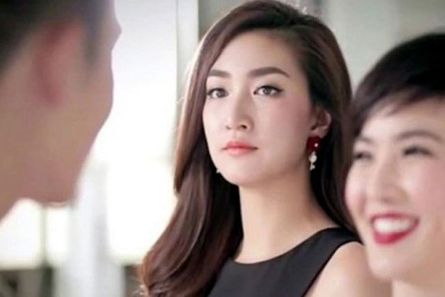 Chỉ lương công nhân mà chồng tiêu như đại gia, vợ trẻ cay đắng phát hiện 'liên quan' từ các quý bà