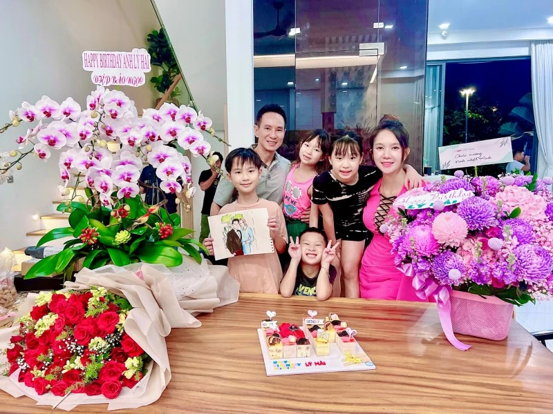 Lý Hải hạnh phúc bên gia đình Lý Hải hạnh phúc bên gia đình