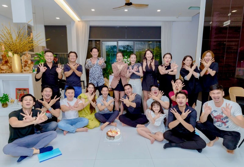 Đoàn phim Lật Mặt chúc mừng sinh nhật Lý Hải Đoàn phim Lật Mặt chúc mừng sinh nhật Lý Hải