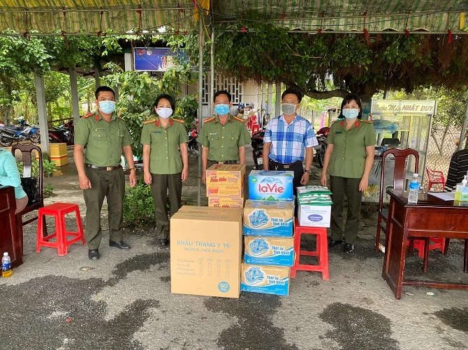 Chị Nguyễn Ngọc Thúy (bìa phải) cùng đoàn công tác tặng quà cho lực lượng tuyến đầu chống dịch COVID vào tháng 9/2021