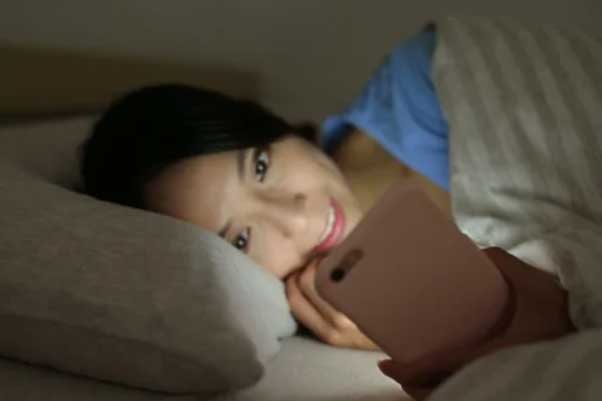 Dùng điện thoại trước khi ngủ nhớ làm đủ 5 điều quan trọng này để không tàn phá não bộ