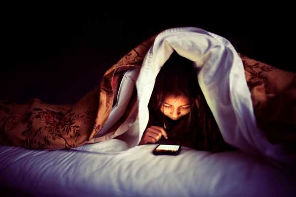 Đột quỵ mắt, mù mắt nếu thường xuyên sử dụng điện thoại trong bóng tối