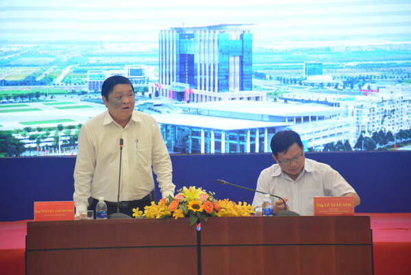Ông Nguyễn Tầm Dương, Chánh Văn phòng UBND tỉnh và ông Lê Tuấn Anh, Giám đốc Sở Thông tin và Truyền thông chủ trì họp báo.