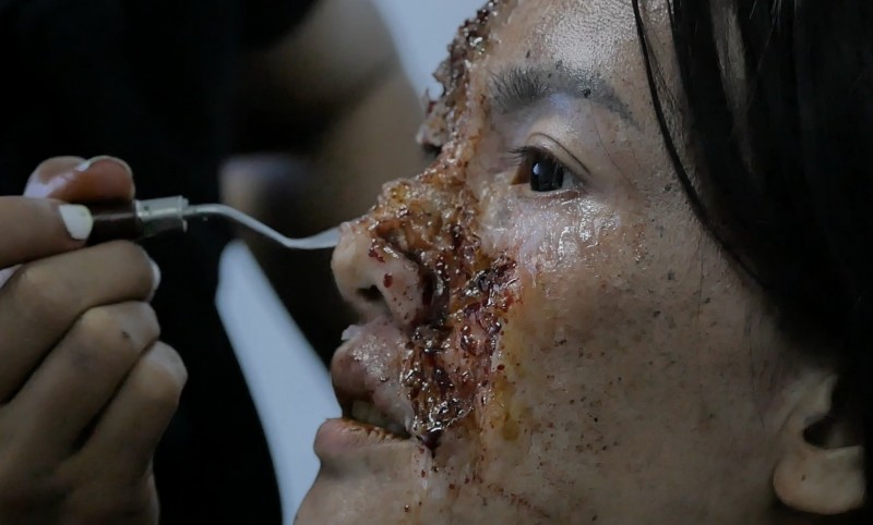 Anh Thư mất bốn tiếng để hóa trang thành ma Mười