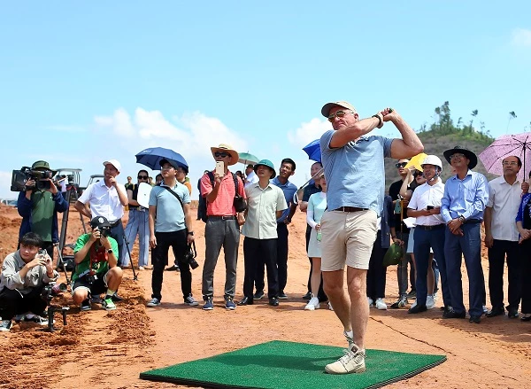 “Cá mập trắng vĩ đại” Greg Norman ký và bàn giao bản vẽ thiết kế hoàn chỉnh dự án Văn Lang Empire Golf Club cho lãnh đạo Tập đoàn T&T Group.