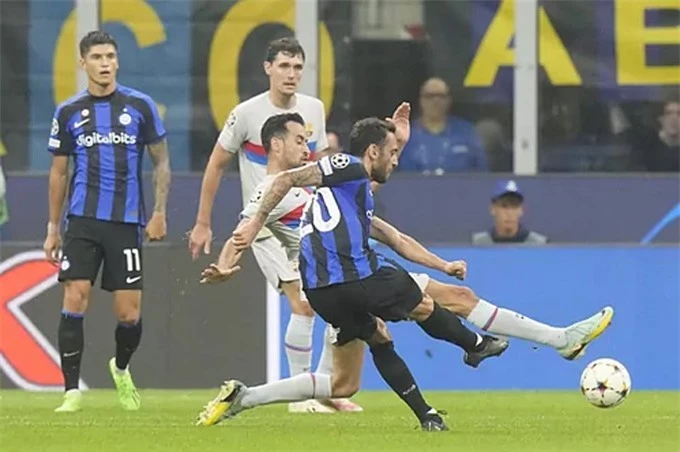 Calhanoglu ghi bàn duy nhất trận Inter Milan vs Barcelona ở phút bù giờ hiệp 1