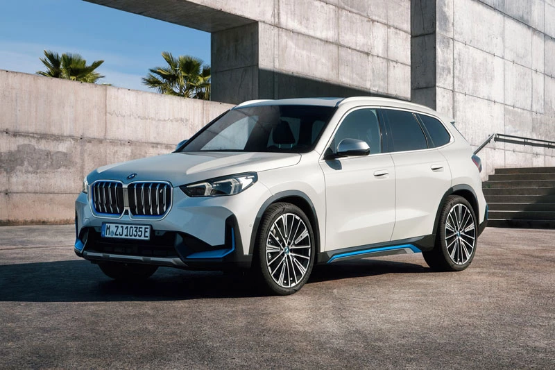 10. BMW iX1 xDrive 30 (thời gian tăng tốc từ 0-96 km/h: 5,6 giây).