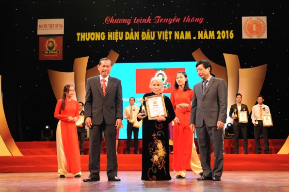 Lương y Phạm Thị Giang, chủ Cơ sở sản xuất Thuốc Y Học cổ truyền Bà Giằng nhận giải thưởng.