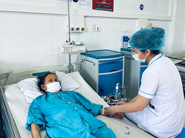 Cụ bà V.T.B đang được điều trị tại Bệnh viện Đà Nẵng và hiện đã qua cơn nguy kịch