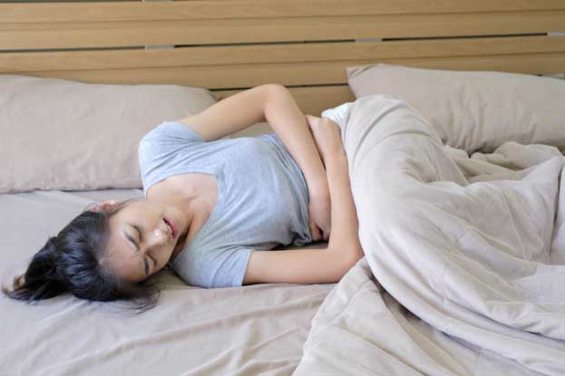 Phụ nữ đang đau bụng kinh chớ dại làm 5 việc kẻo gây hại tử cung, đặc biệt là việc số 2