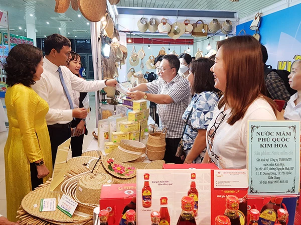 Hàng hóa từ các tỉnh, thành trên cả nước tham gia Hội chợ hàng Việt - Đà Nẵng 2022