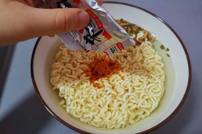 Mỗi người Việt tiêu thụ 55 gói mì tôm/năm nhưng không phải ai cũng biết cách ăn ít gây hại sức khỏe