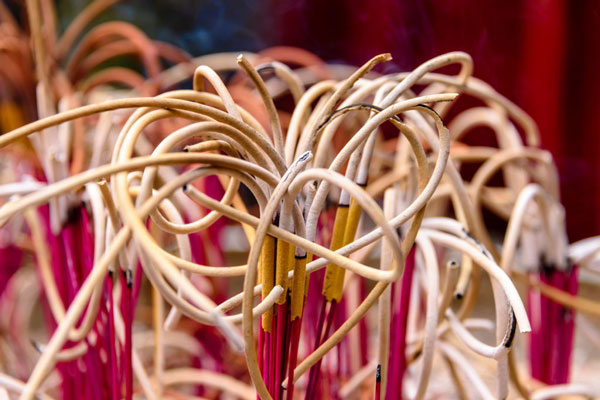 Nhang hương cong và lâu tàn nhờ hóa chất độc hại, cách nhận biết để tránh