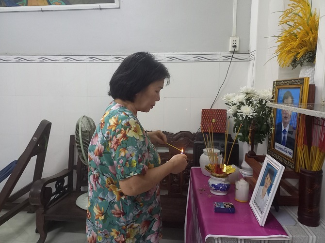 Gia đình nhận tro cốt một công dân quê Cà Mau tử vong ở Campuchia. 